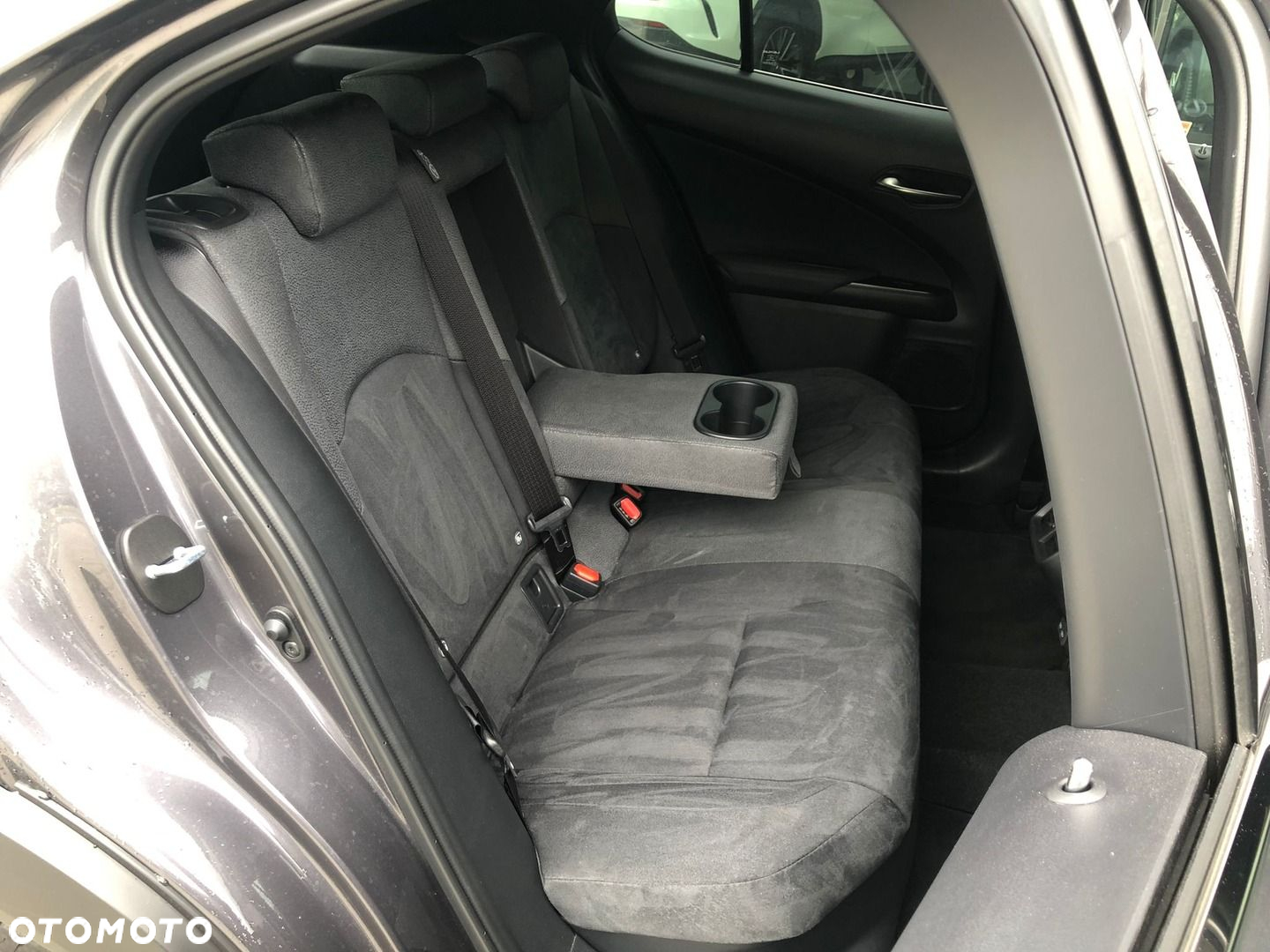 Lexus UX - 30