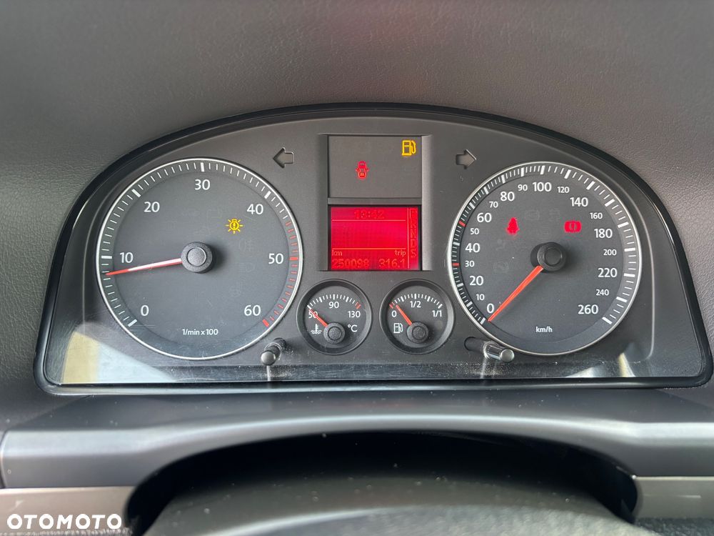 Volkswagen Touran 1.9 TDI DSG Conceptline - 14