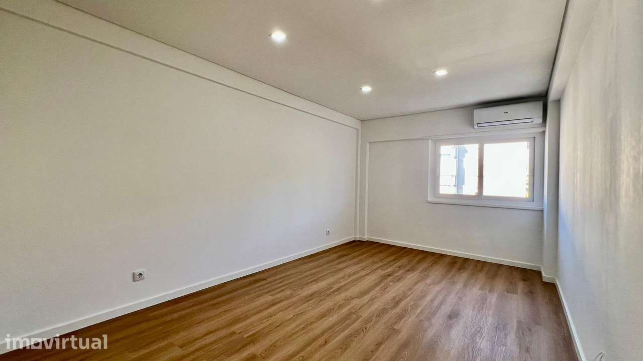 Apartamento T3+1 Duplex | 154 m² | Totalmente Remodelado | Queluz - Grande imagem: 4/51