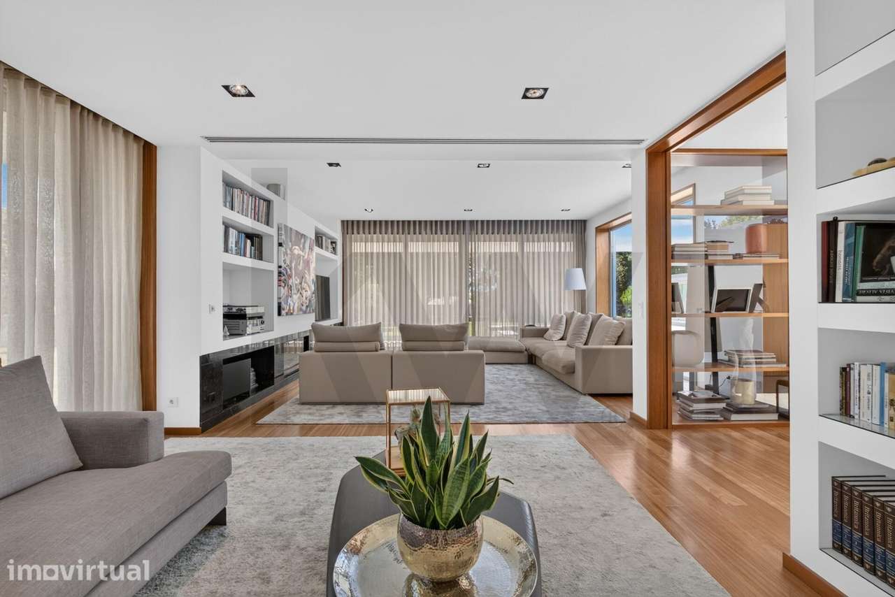 Moradia T5 de Luxo com Piscina e Lote de 2.773 m2 - Grande imagem: 4/56