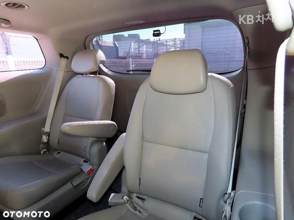 Kia Carnival - 18
