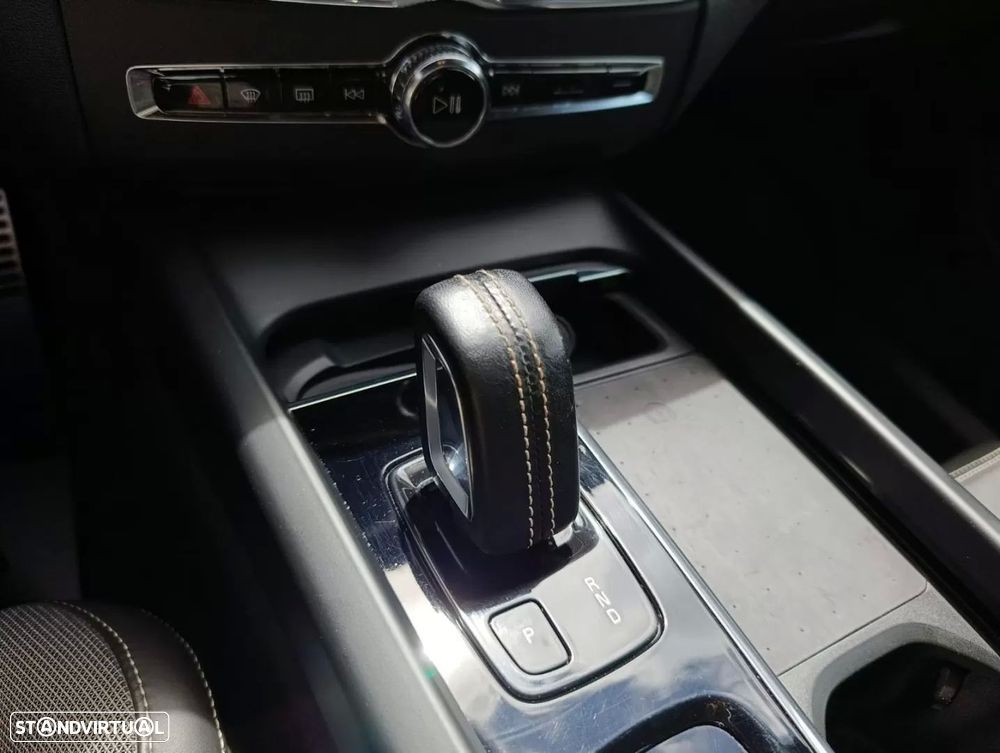Volvo XC 60 2.0 B4 R-Design - 17