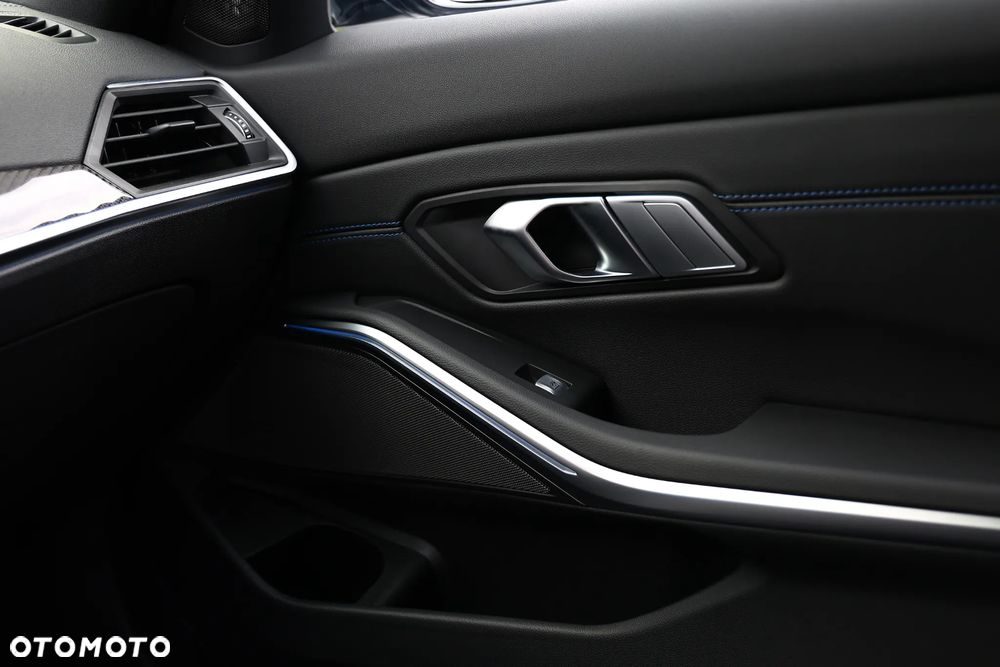 BMW Seria 3 330i xDrive M Sport - 33