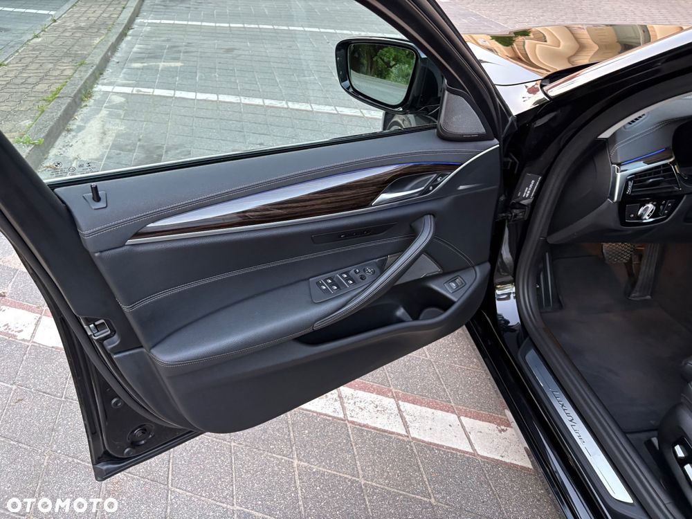 BMW Seria 5 540i xDrive Touring Luxury Line - 34