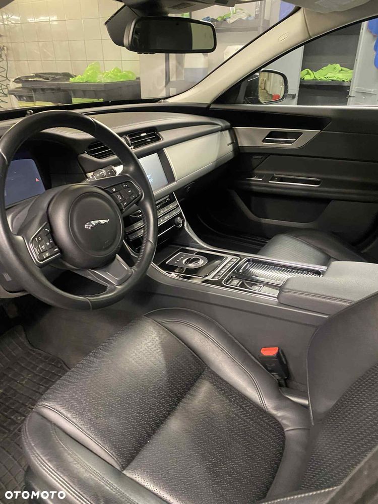 Jaguar XF 35t Prestige - 7