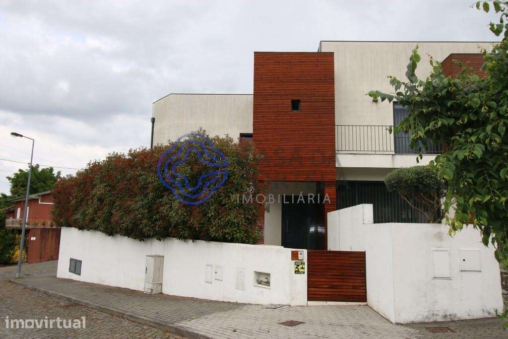 Moradia T4, 3 frentes, painel solar, suite, jardim/terraço, box 40m2, - Grande imagem: 3/48