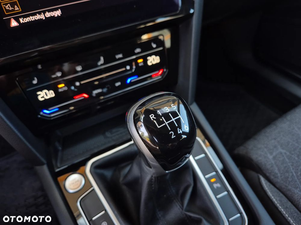 Volkswagen Passat 2.0 TDI SCR Comfortline - 19