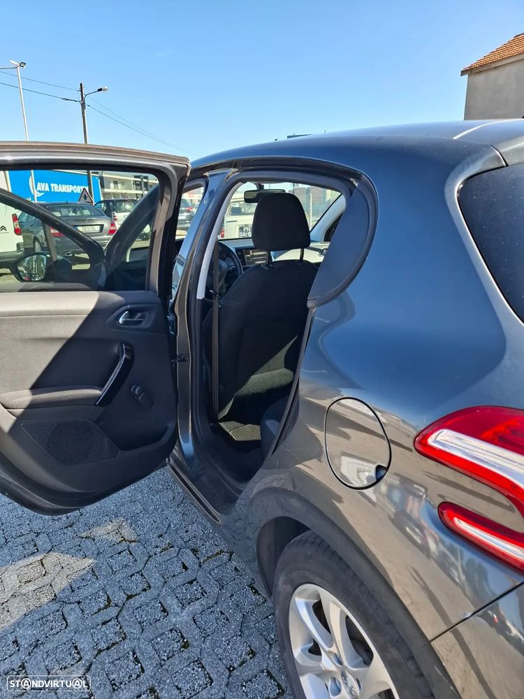 Peugeot 208 - 8