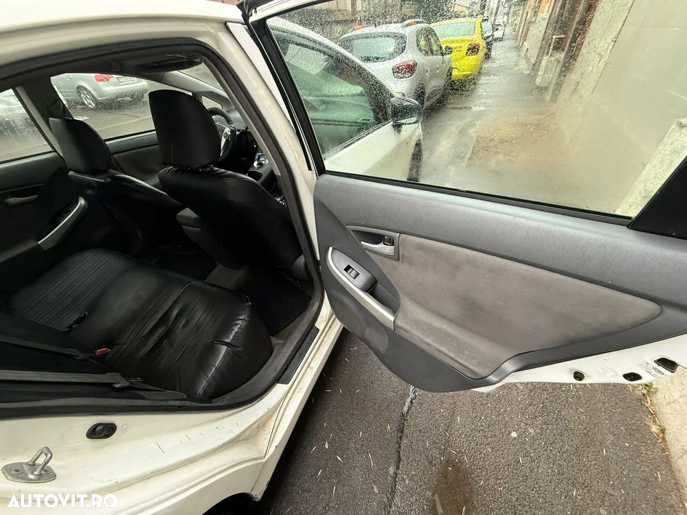 Toyota Prius (Hybrid) Sol - 12