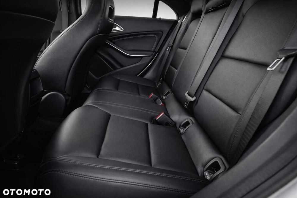 Mercedes-Benz CLA 180 7G-DCT - 12