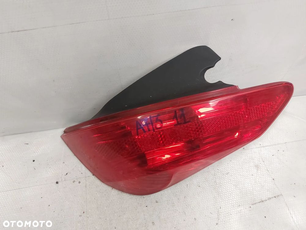 .  LAMPA TYL TYLNA PRAWA PEUGEOT 308 HB - 2