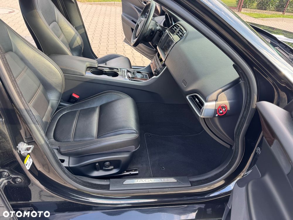 Jaguar XE 2.0 D AWD Prestige - 26