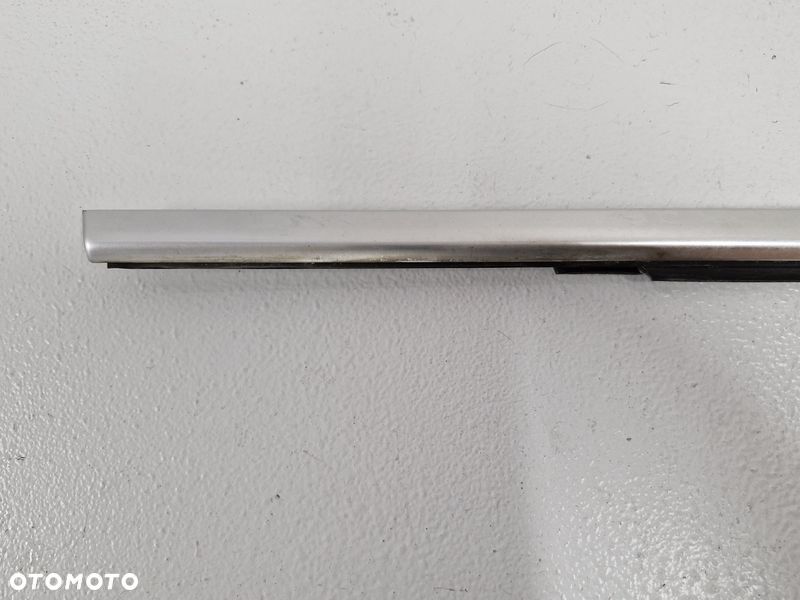 VOLVO V40 II 2 LISTWA ZGARNIAJĄCA DRZWI PRAWY PRZÓD PRZEDNIA CHROM - 2