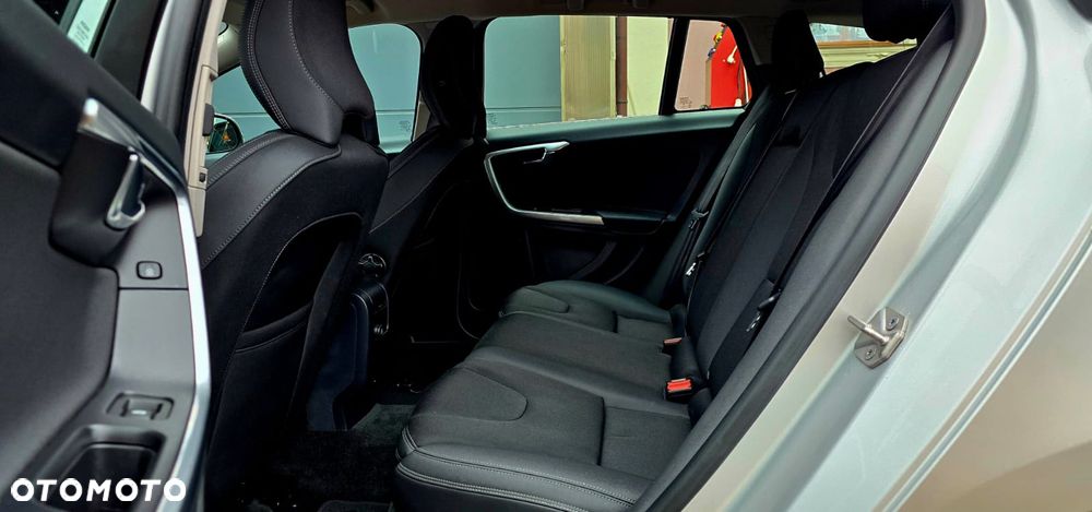 Volvo V60 D4 Momentum - 21
