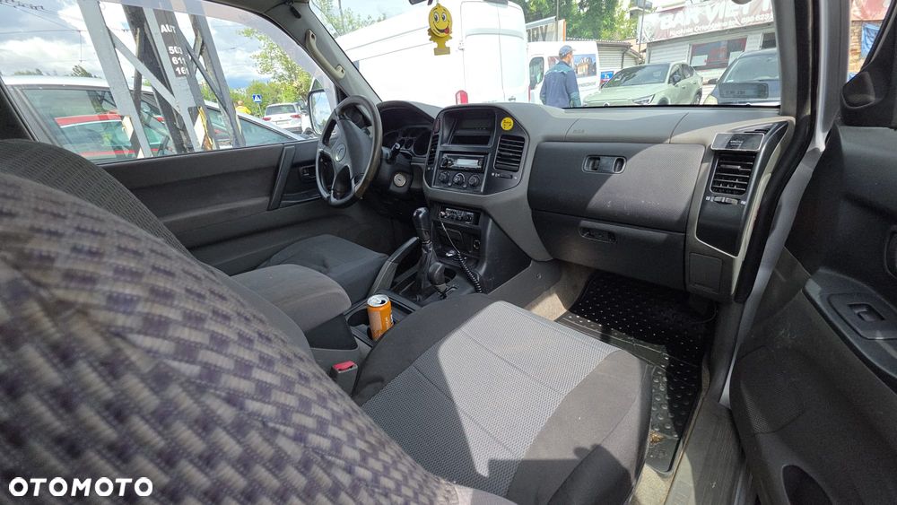 Mitsubishi Pajero - 12