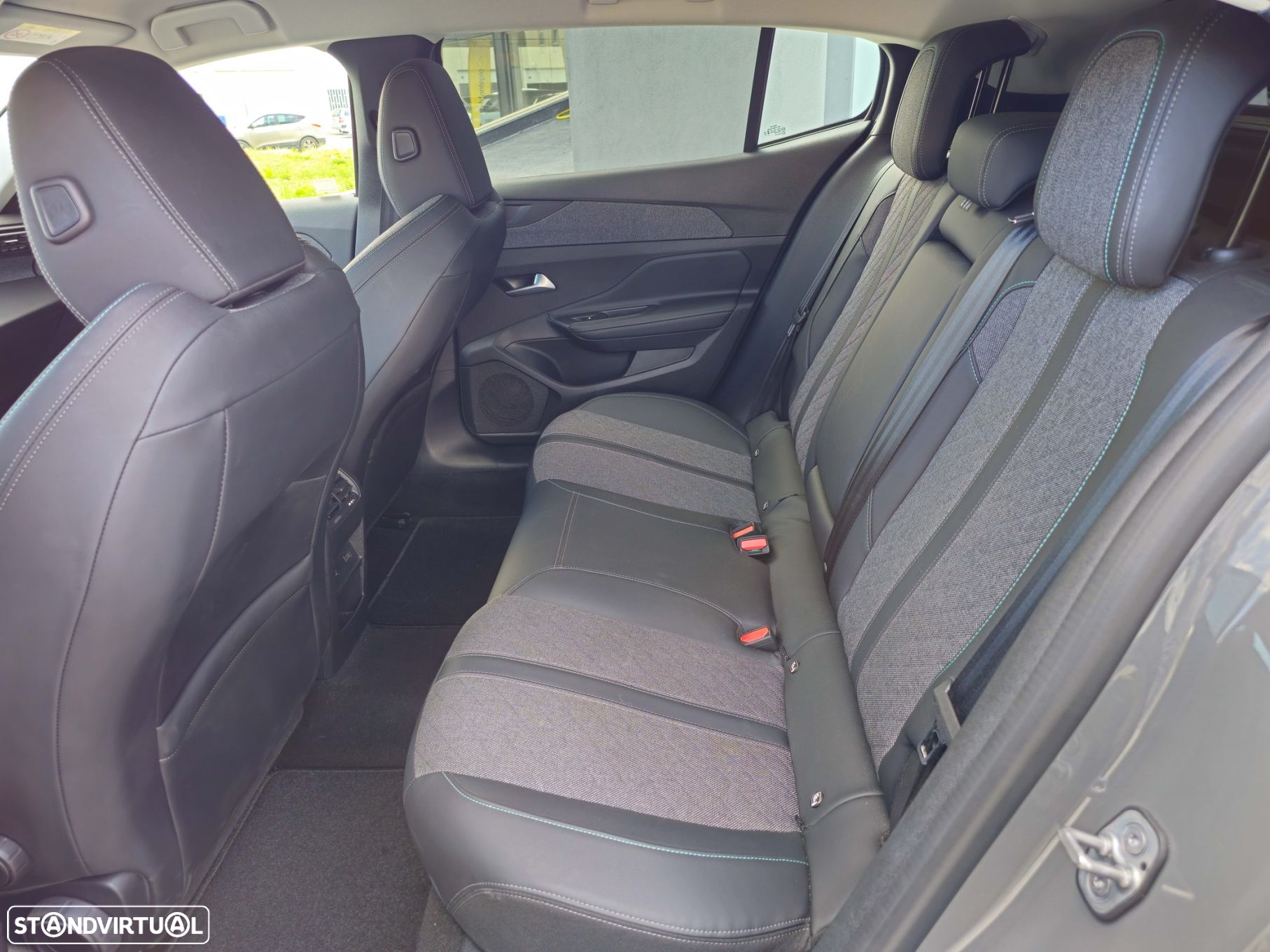 Peugeot 408 1.2 PureTech Allure EAT8 - 11