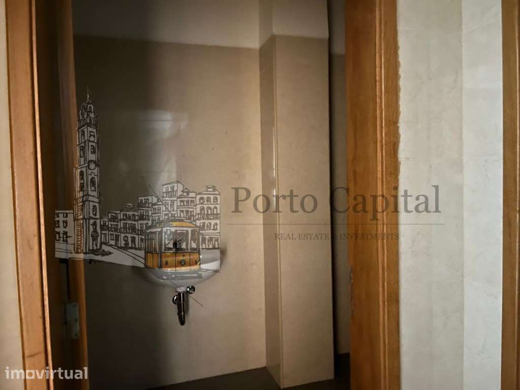 EXCELENTE LOJA PRONTA PARA RESTAURAÇÃO NO CORAÇAO DO PORTO - Grande imagem: 3/20