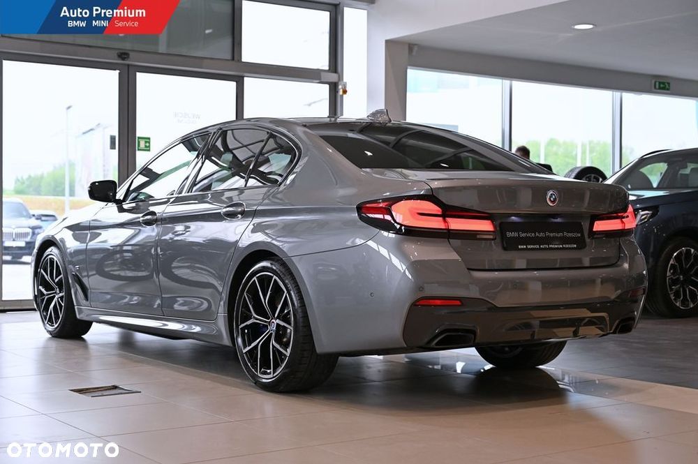BMW Seria 5 530d xDrive mHEV - 19