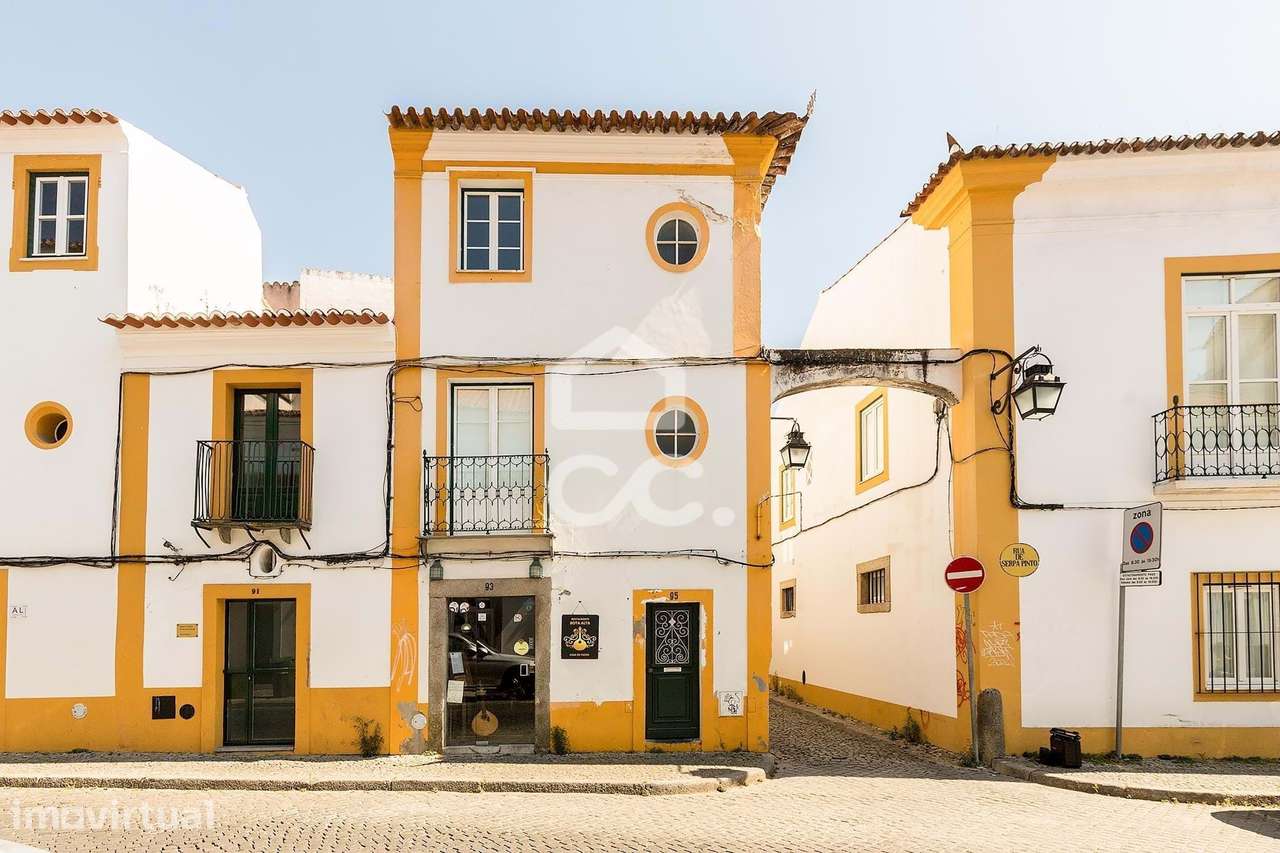 Moradia T3 c/ Terraço e Comércio | Centro Histórico de Évora - Grande imagem: 4/33
