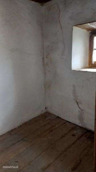 Casa para restaurar, numa zona tranquila na aldeia 8 km de Leiria - Grande imagem: 2/6