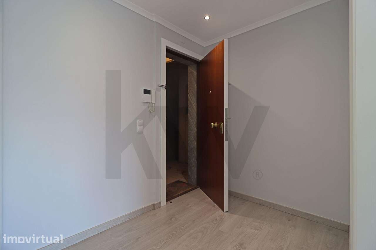 Apartamento T3 Remodelado com Excelentes Áreas em Carnaxide - Grande imagem: 4/43