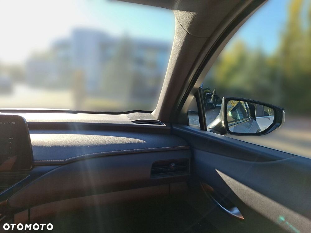 Lexus UX 2025