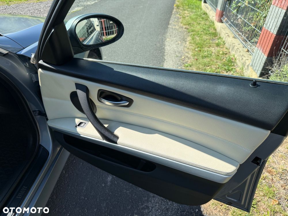 BMW Seria 3 325i Touring - 29