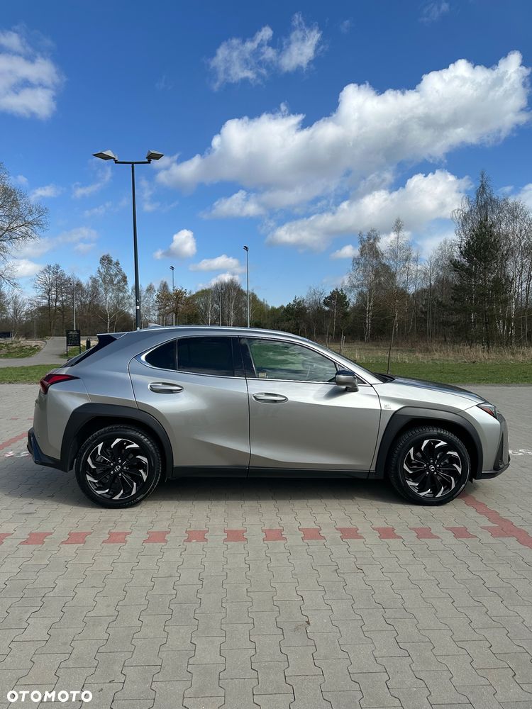 Lexus UX - 4