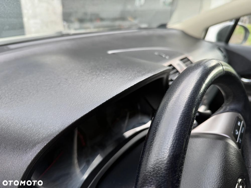 Toyota Avensis 1.8 Premium MS - 12