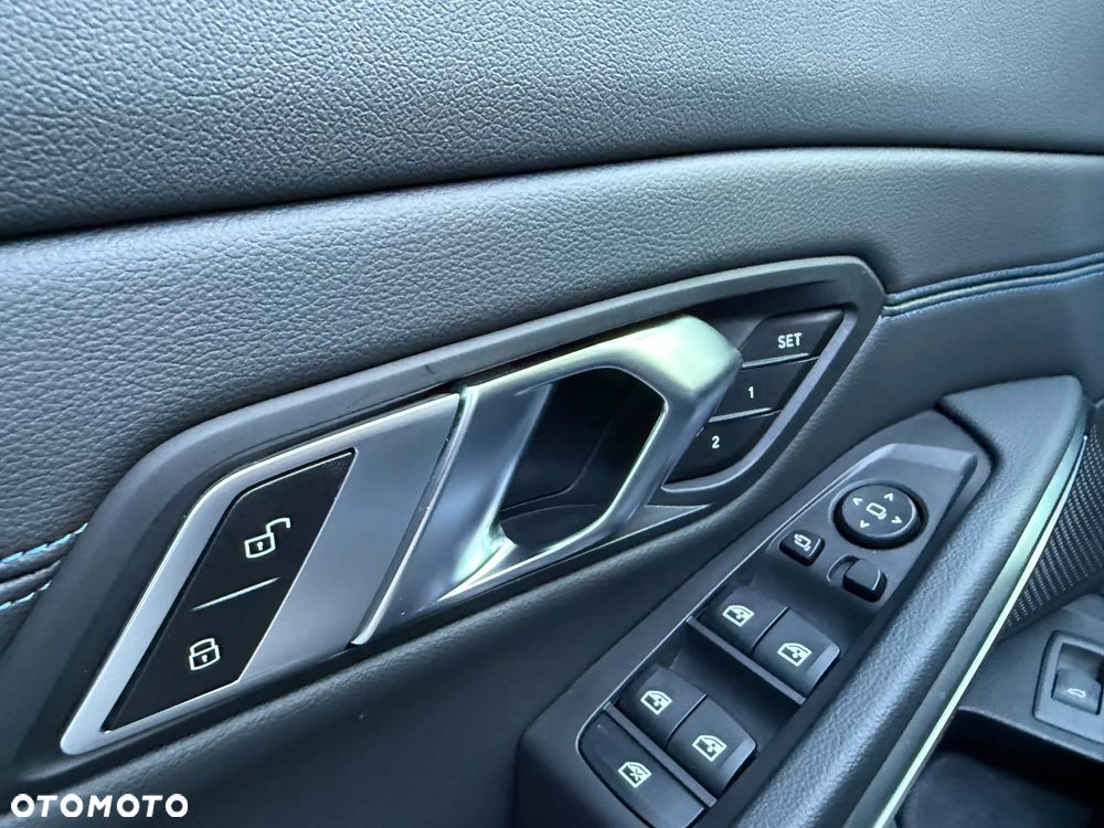 BMW Seria 3 330d xDrive - 29