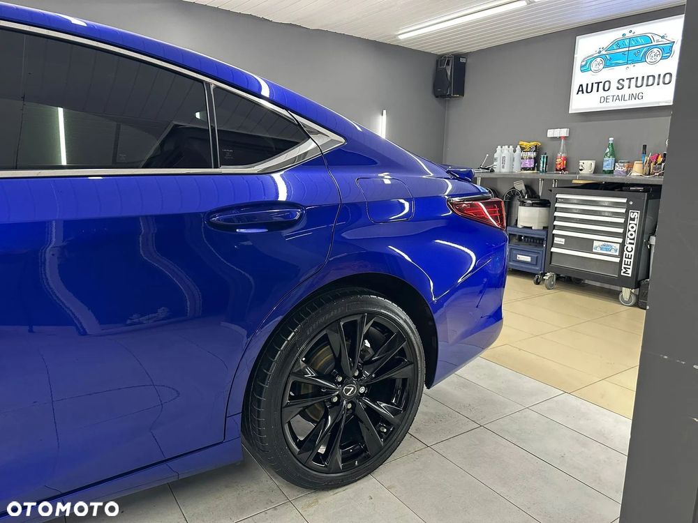 Lexus ES 300h F Sport Design - 10