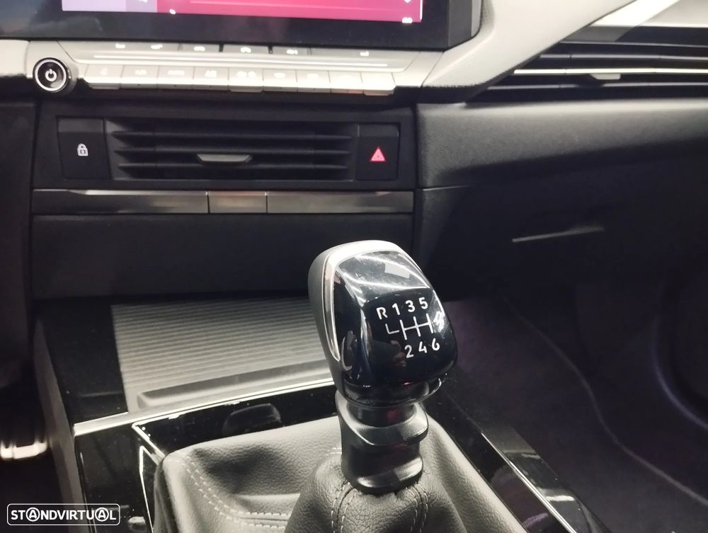 Opel Astra 1.2 T GS - 37