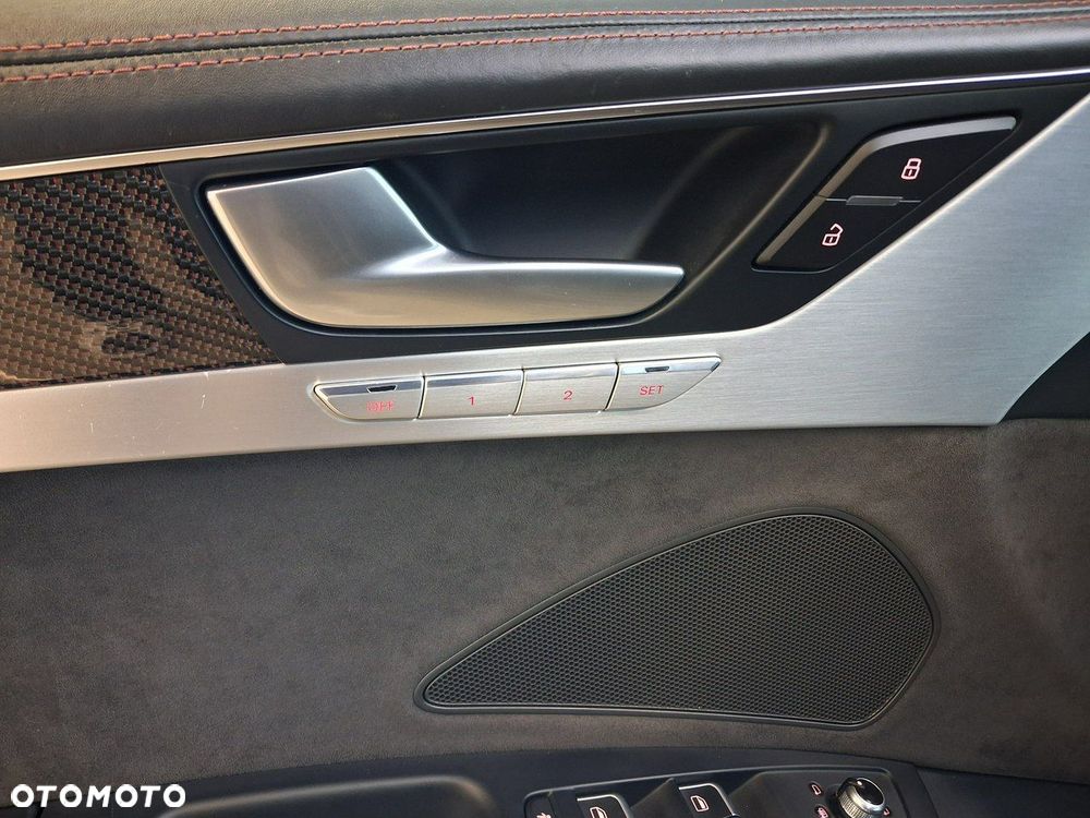 Audi S8 - 32