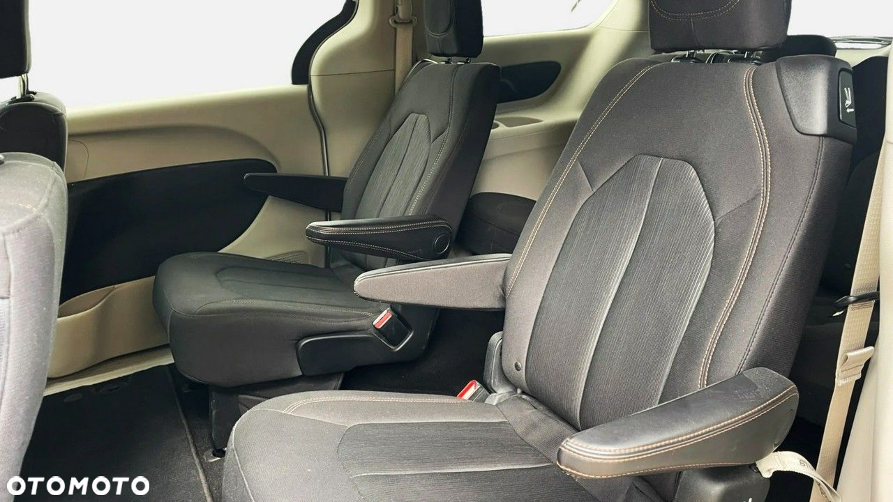 Chrysler Pacifica - 9