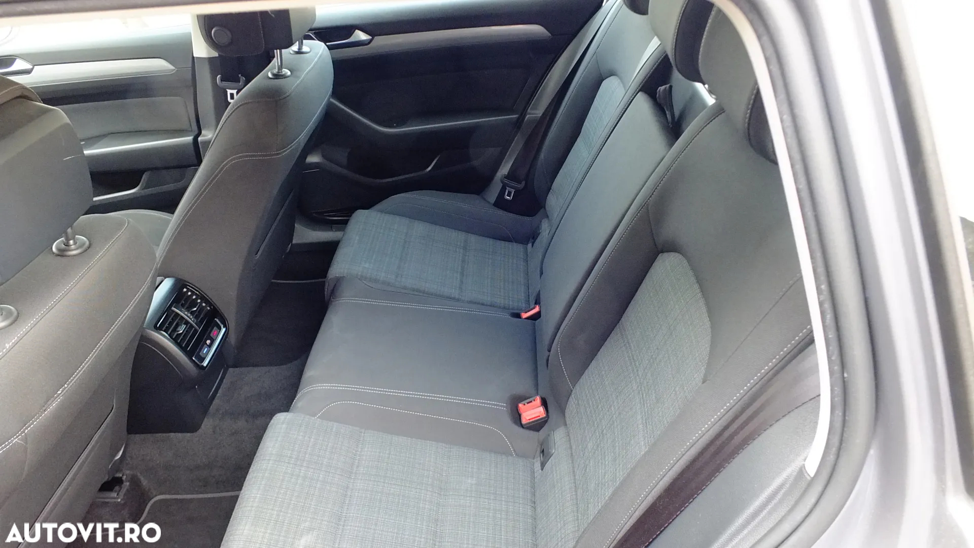 Volkswagen Passat Variant 2.0 TDI DSG Comfortline - 24