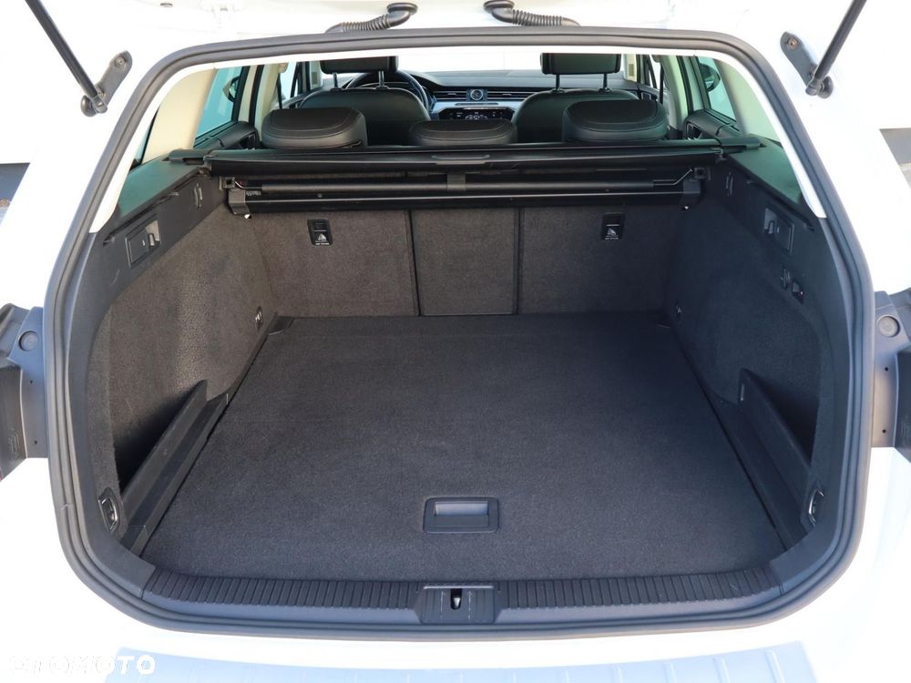 Volkswagen Passat - 8