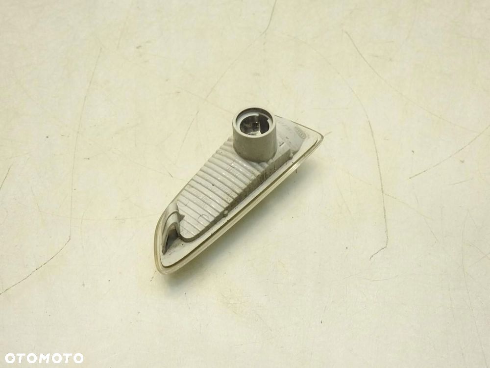 KIERUNKOWSKAZ BŁOTNIKA LEWY OPEL ASTRA J 13273103 - 3