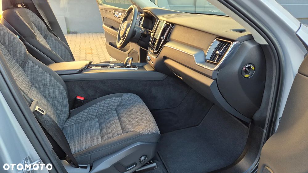 Volvo XC 60 T6 Plug-In Hybrid AWD Core - 24