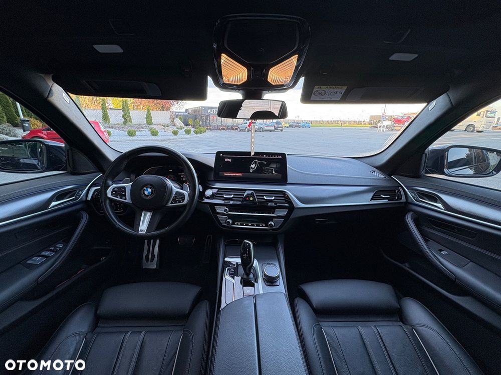 BMW Seria 5 530d xDrive mHEV - 11