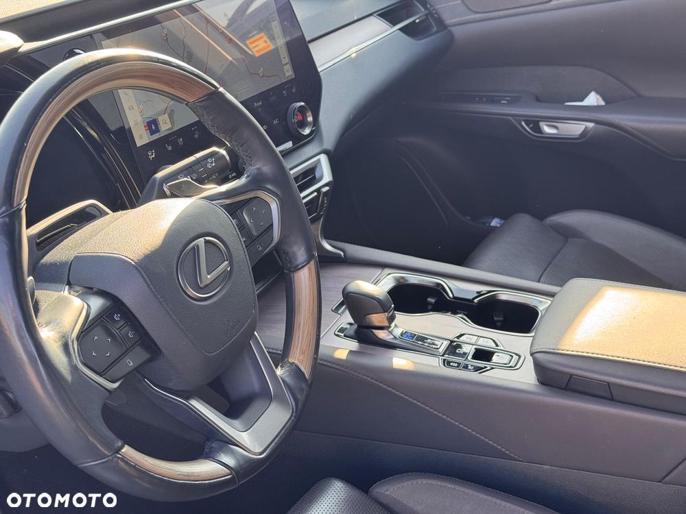 Lexus RX 450h+ Omotenashi - 16