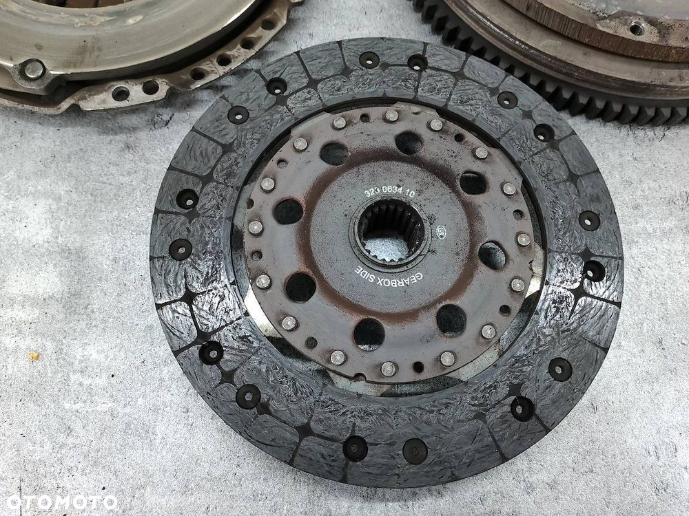 KOŁO DWUMASOWE KOMPLETNE TOYOTA AVENSIS II T25 323063410 2.0 D-4D - 3