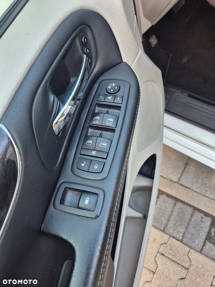 Chrysler Town & Country 3.6 Limited - 16