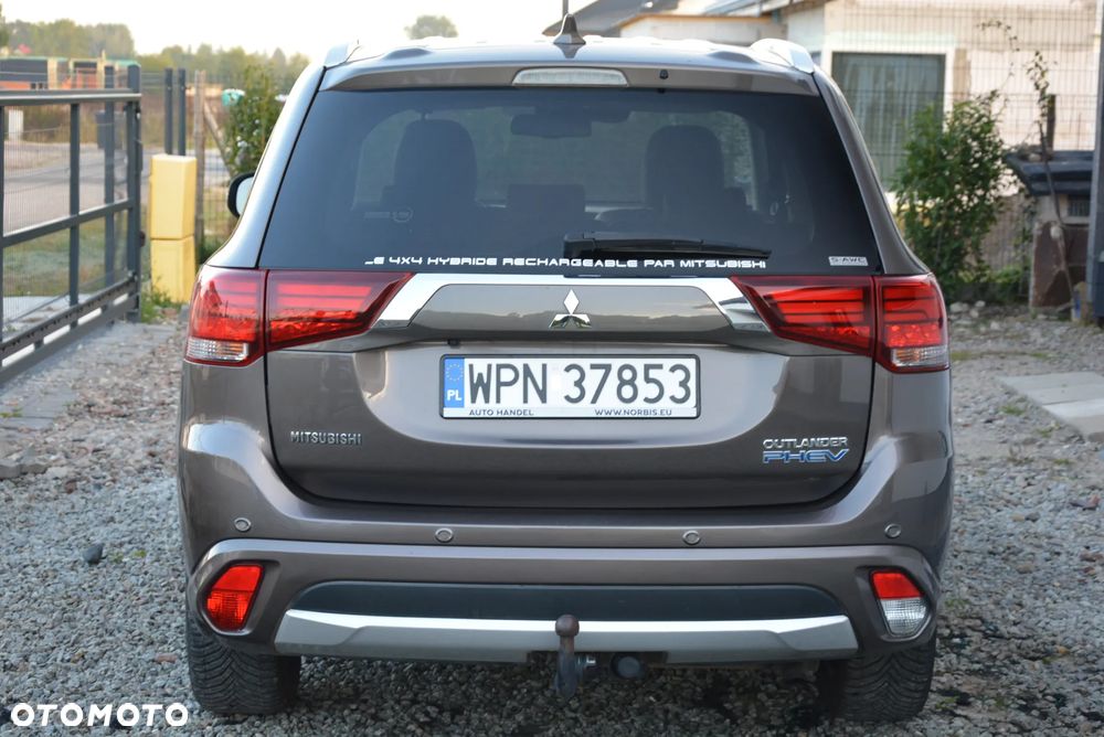 Mitsubishi Outlander 2.0 4WD Plug-In Hybrid - 13