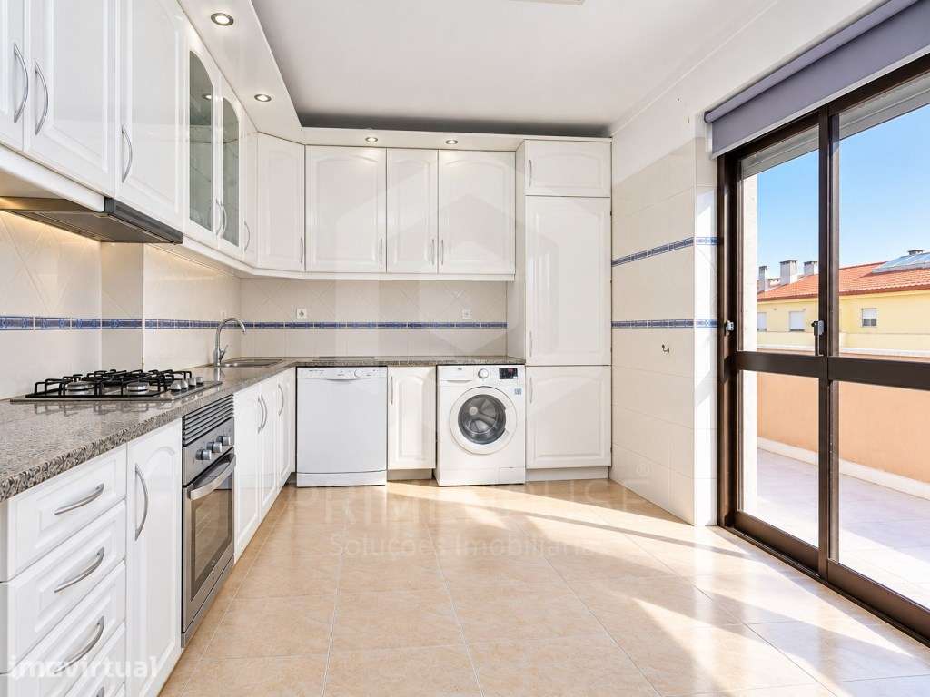 Apartamento T3 com Terraço e Vista para a Serra da Arrábida - Grande imagem: 4/23
