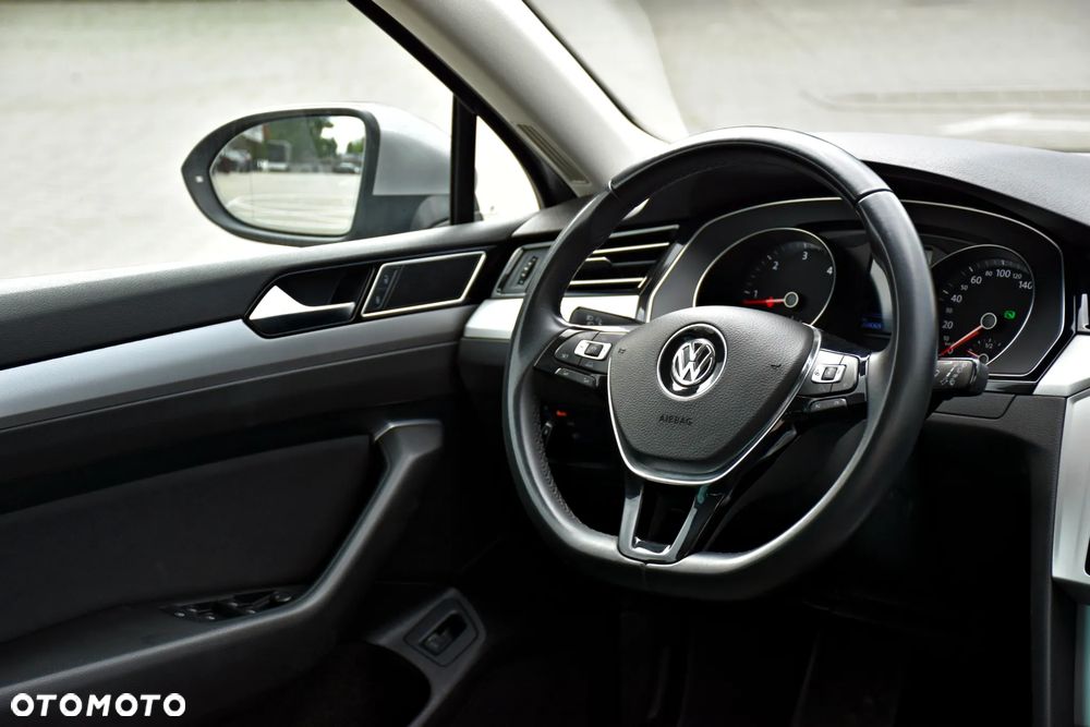 Volkswagen Passat 2.0 TDI SCR DSG Comfortline - 34