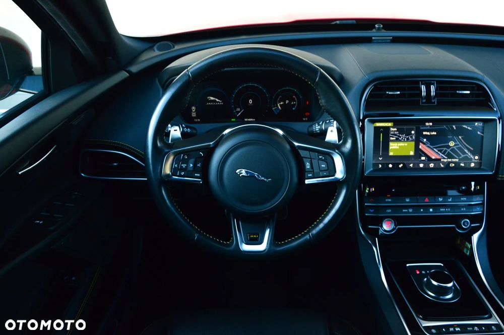 Jaguar XE 2.0 T AWD 300 Sport - 23