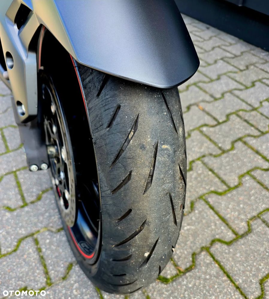 Suzuki GSR - 16