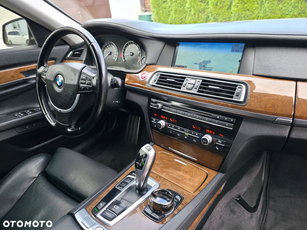 BMW Seria 7 740i - 25