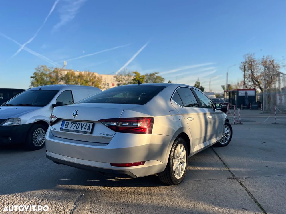 Skoda Superb 2.0 TDI DSG Ambition - 4