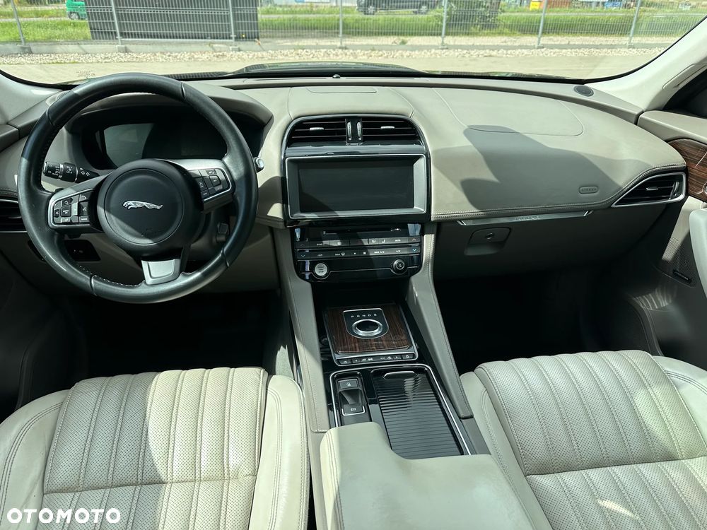 Jaguar F-Pace - 11